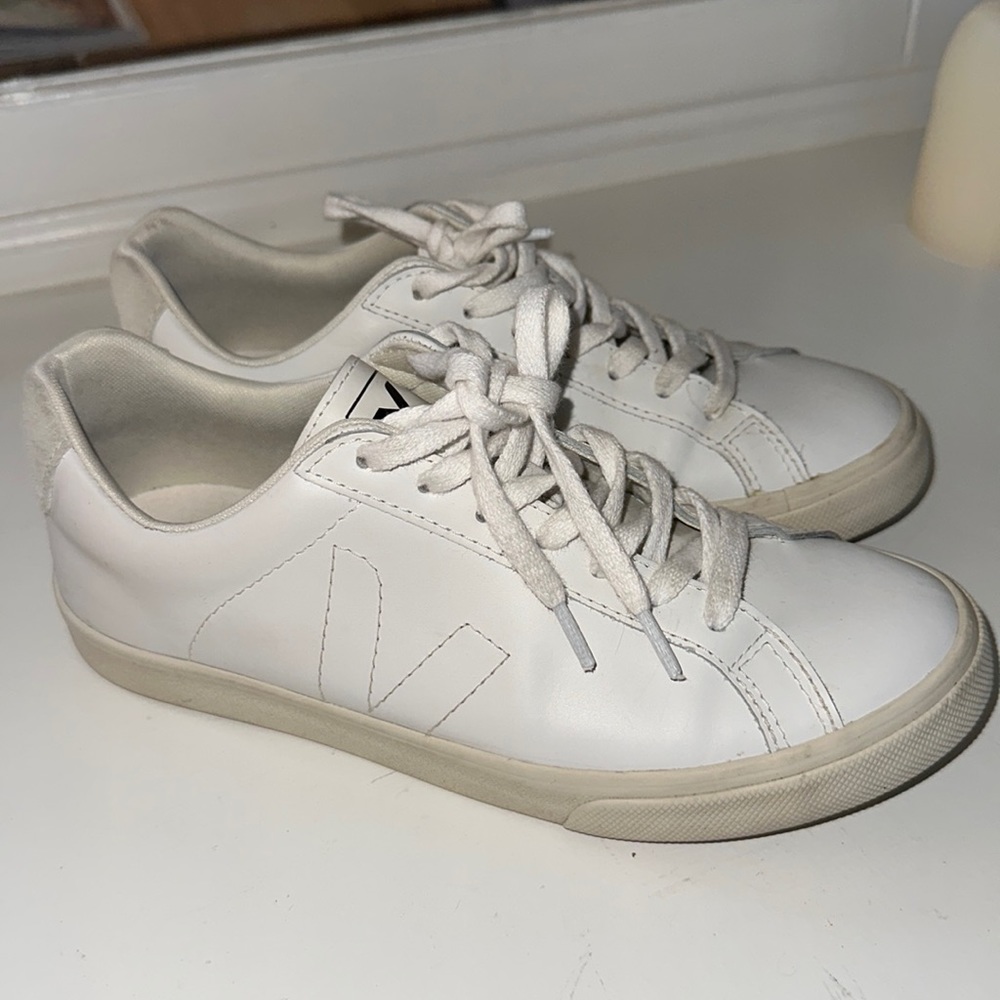 Lightly worn white Veja Esplar sneakers, US women’s size 8 (EUR 38)